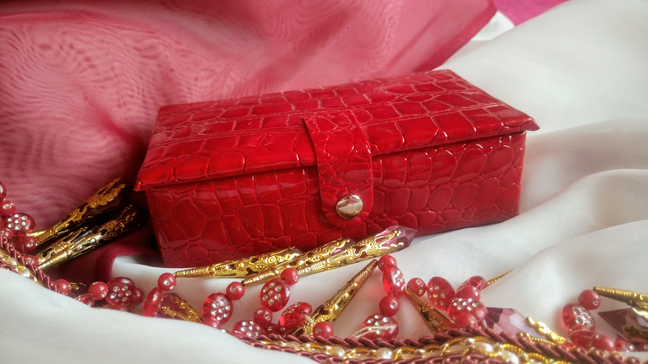 Ehtekarbike punasest "krokodillinahast"