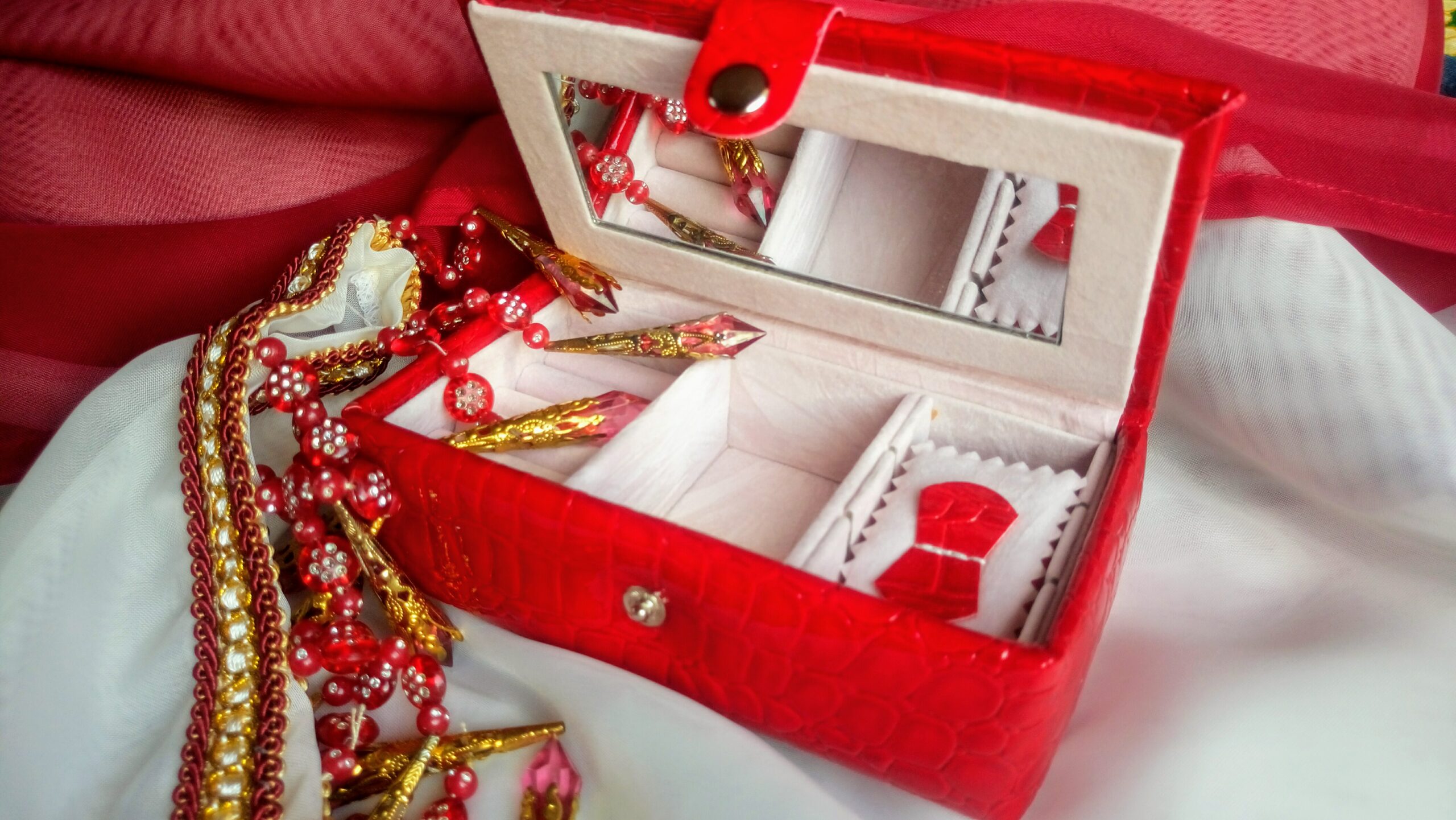 Ehtekarbike punasest "krokodillinahast"