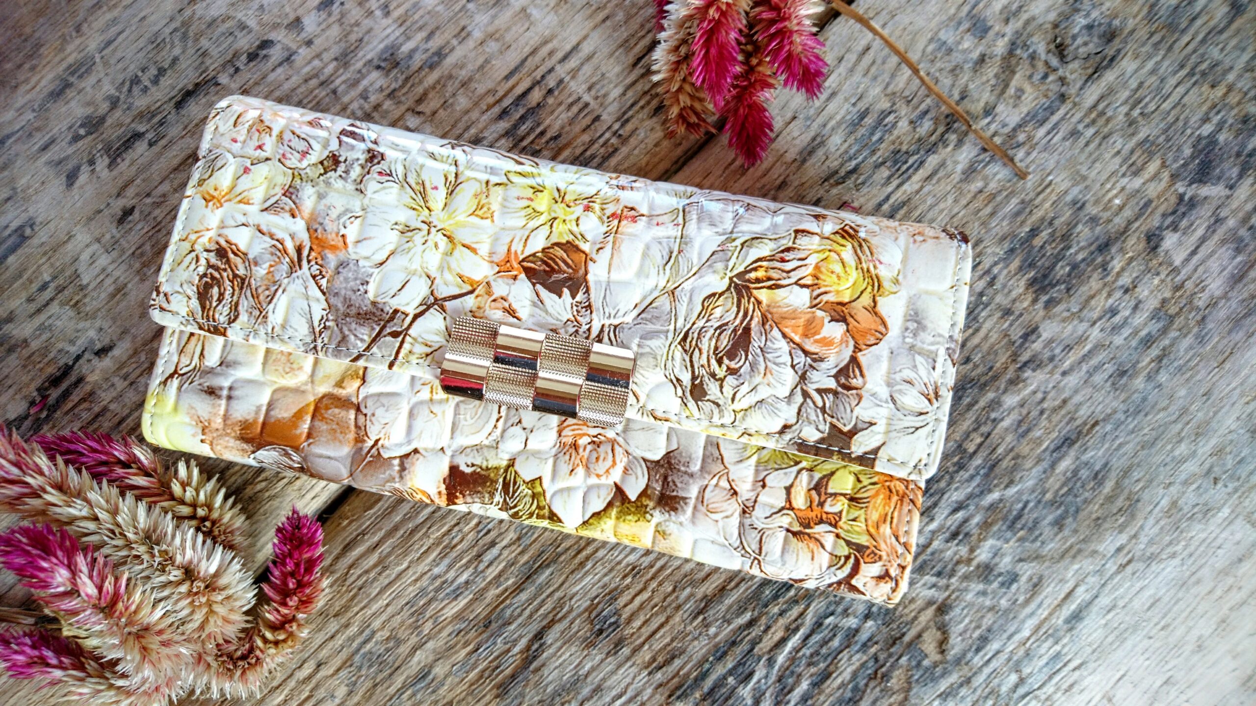 Rahakott naistele valgel põhjal kollaste lilledega