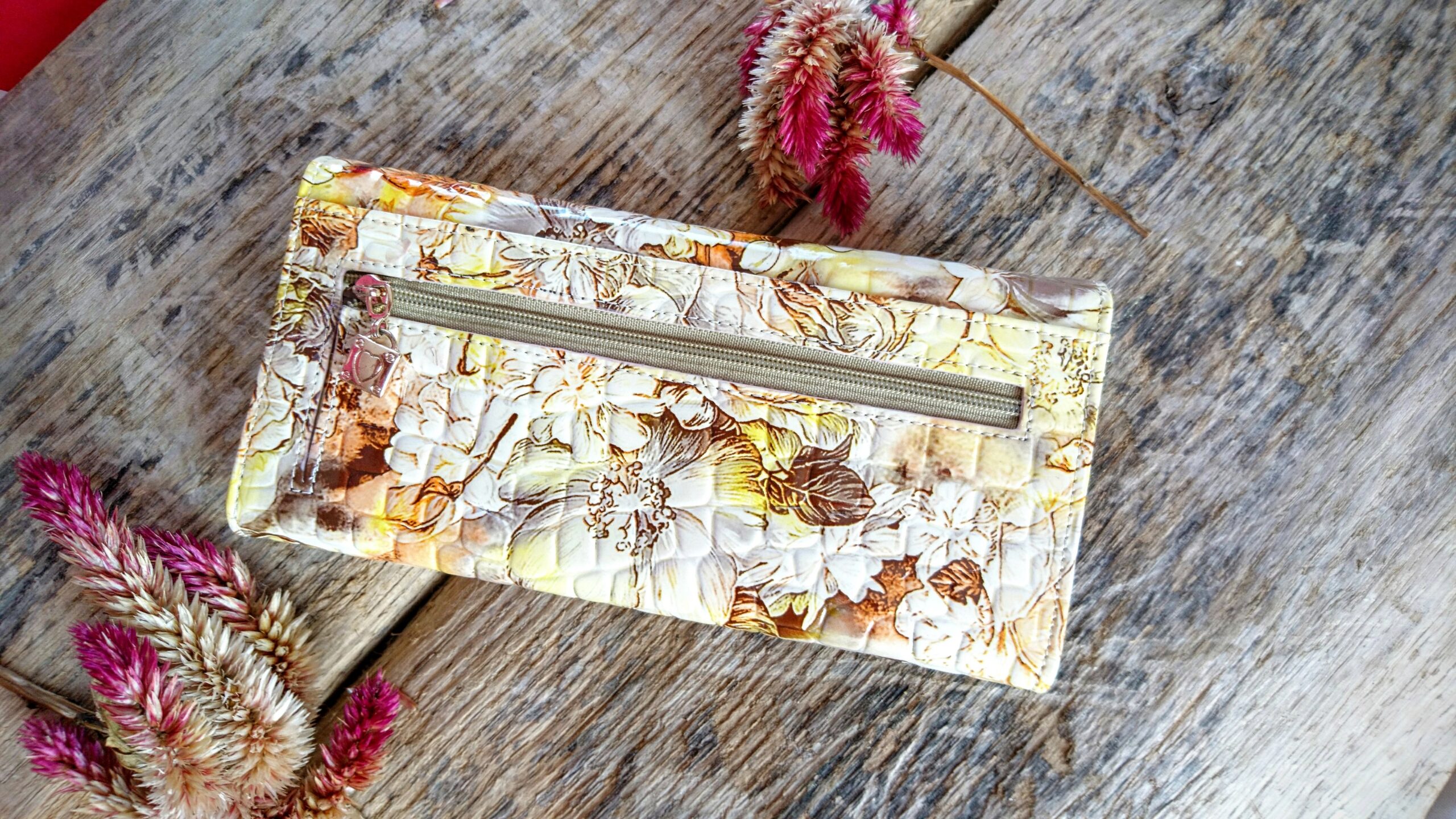 Rahakott naistele valgel põhjal kollaste lilledega