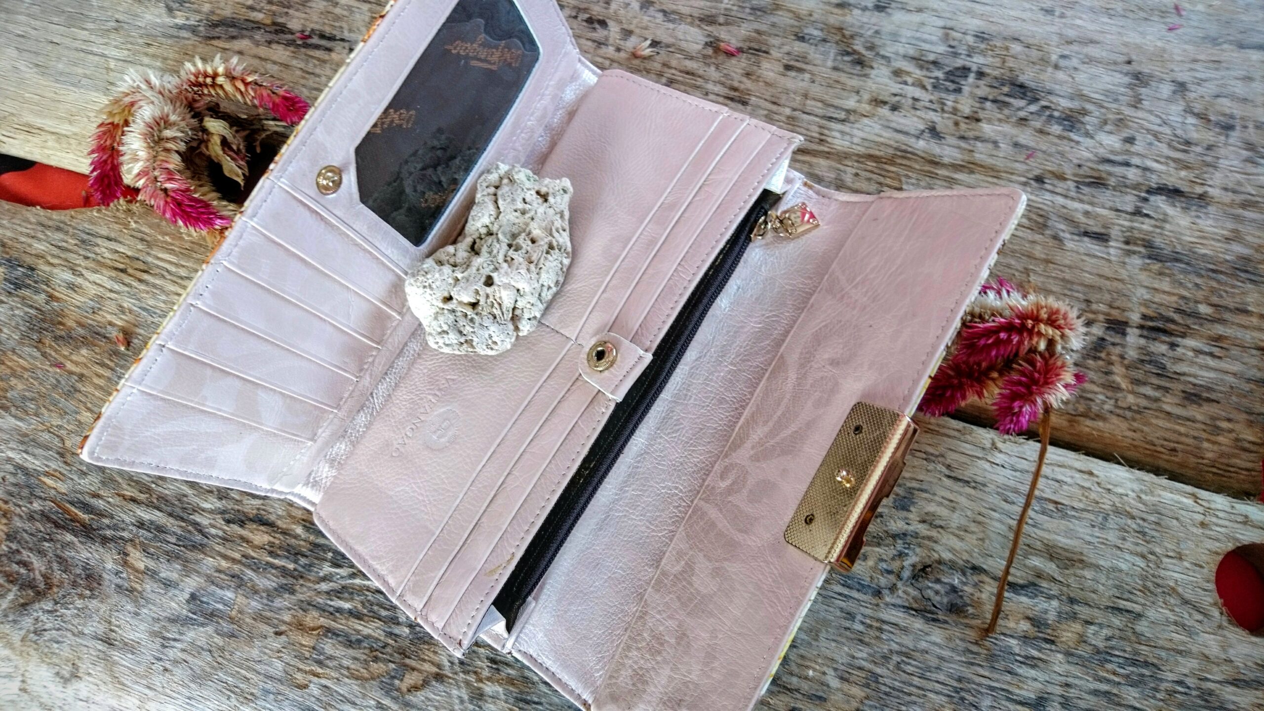 Rahakott naistele valgel põhjal kollaste lilledega