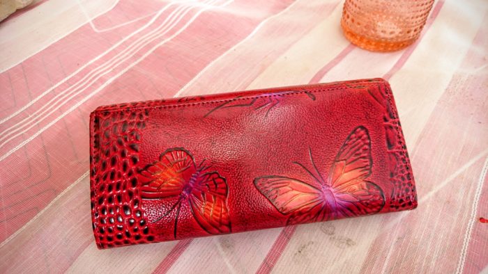 Naiste rahakott punasest täisnahast ja liblikatega