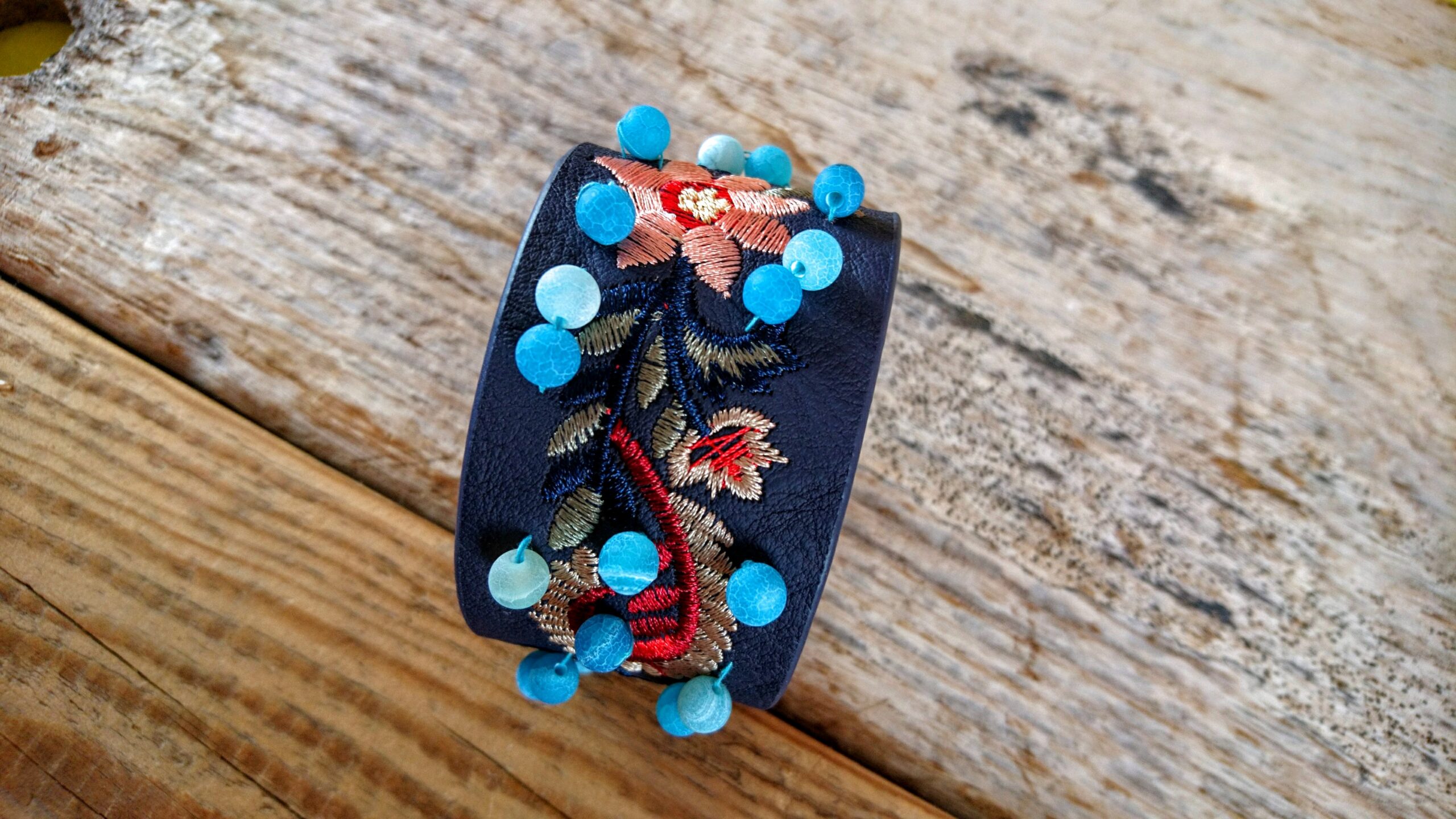 Kristallide ja tikandiga tumesinisest nahast käerihm/käevõru