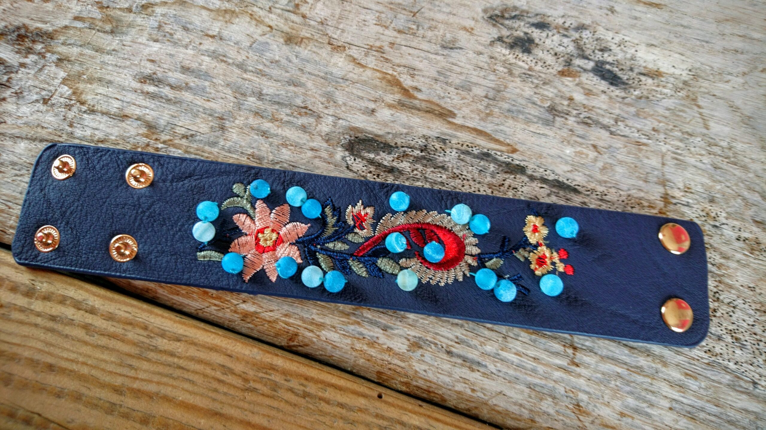 Kristallide ja tikandiga tumesinisest nahast käerihm/käevõru