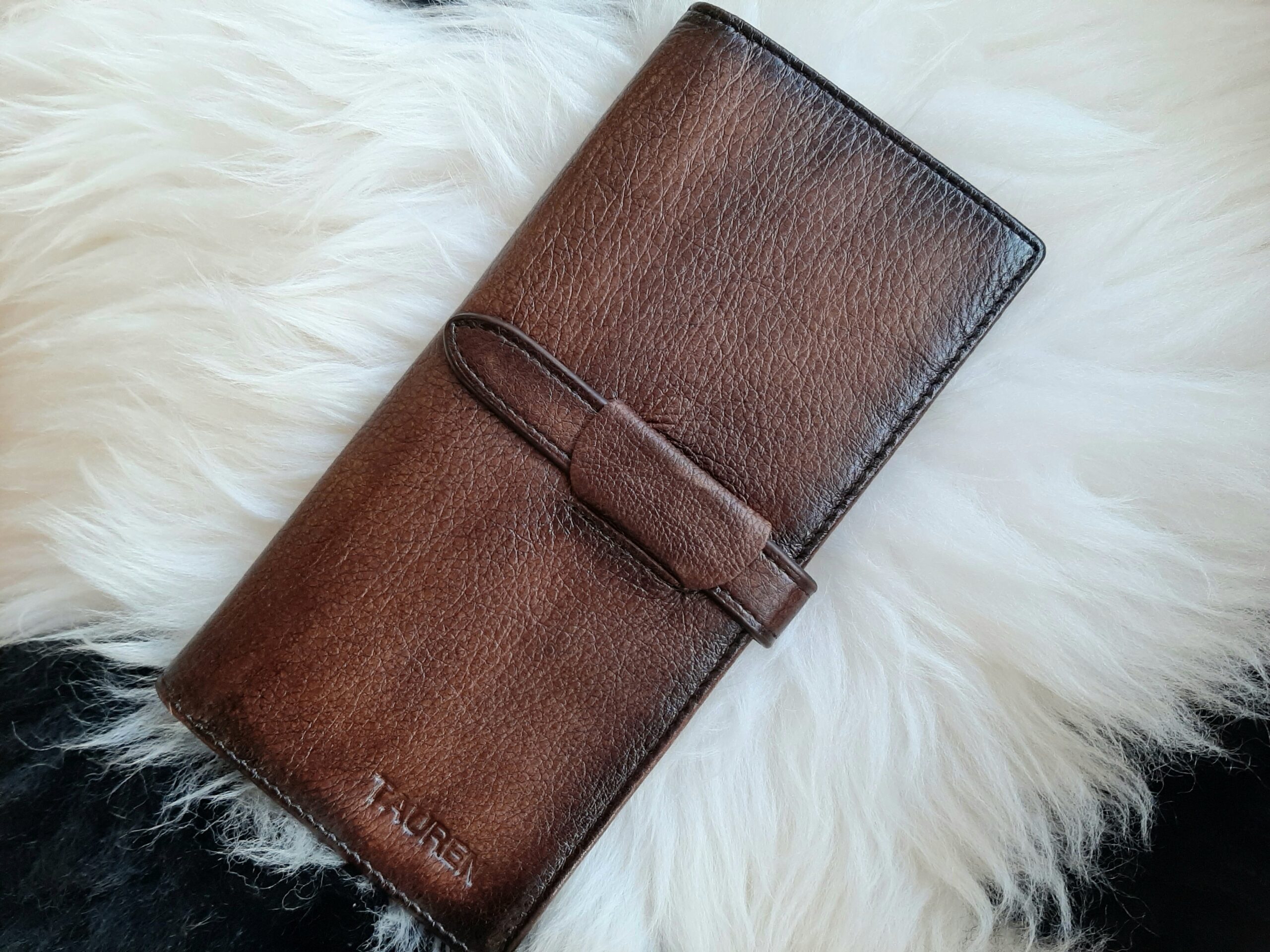 Tumepruun musta varjunditega rahakott täisnahast