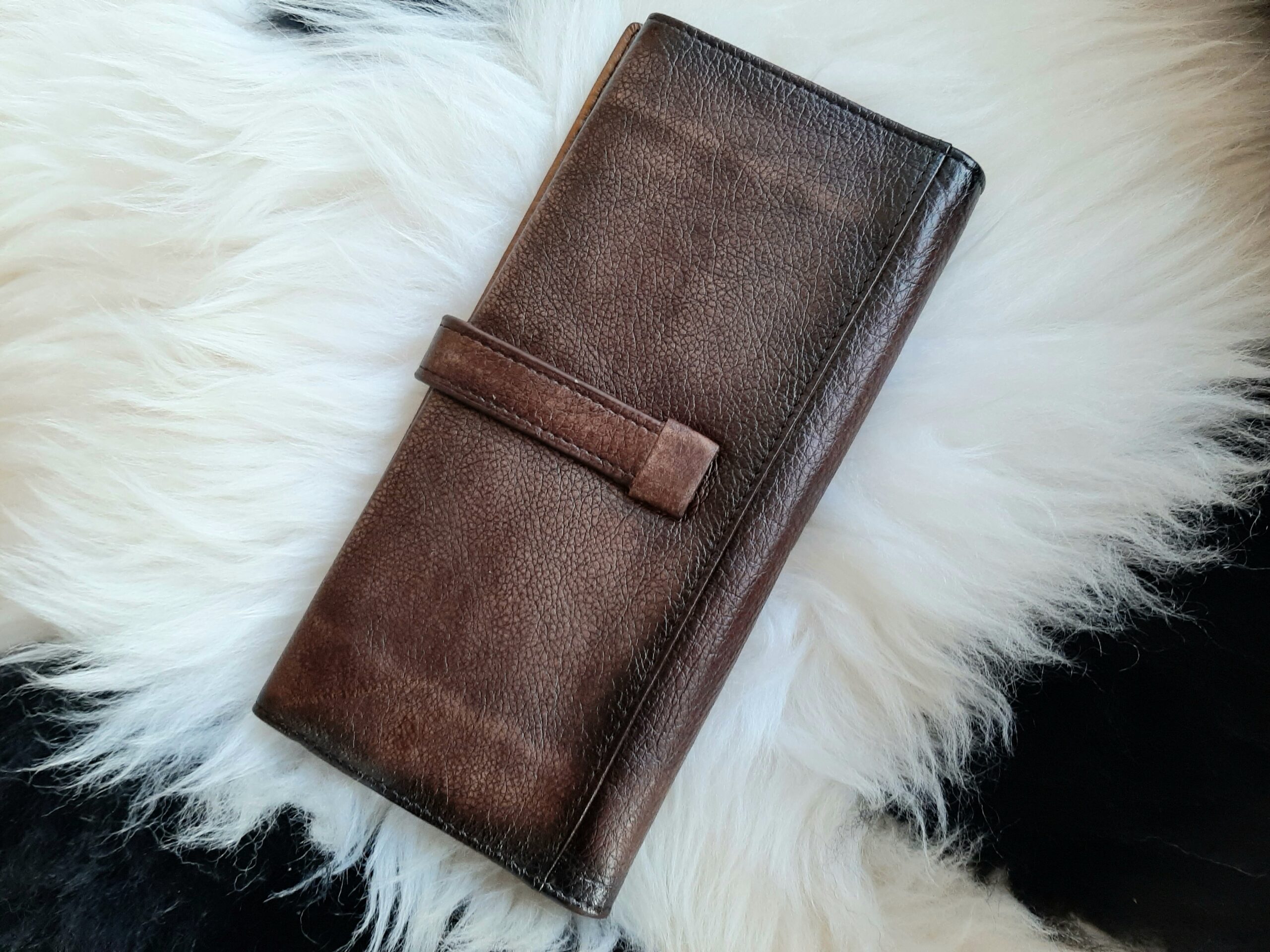 Tumepruun musta varjunditega rahakott täisnahast