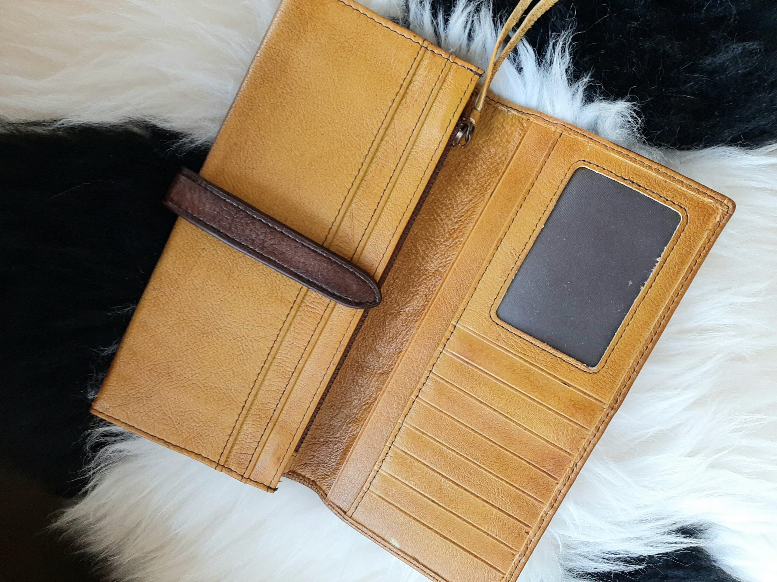 Tumepruun musta varjunditega rahakott täisnahast