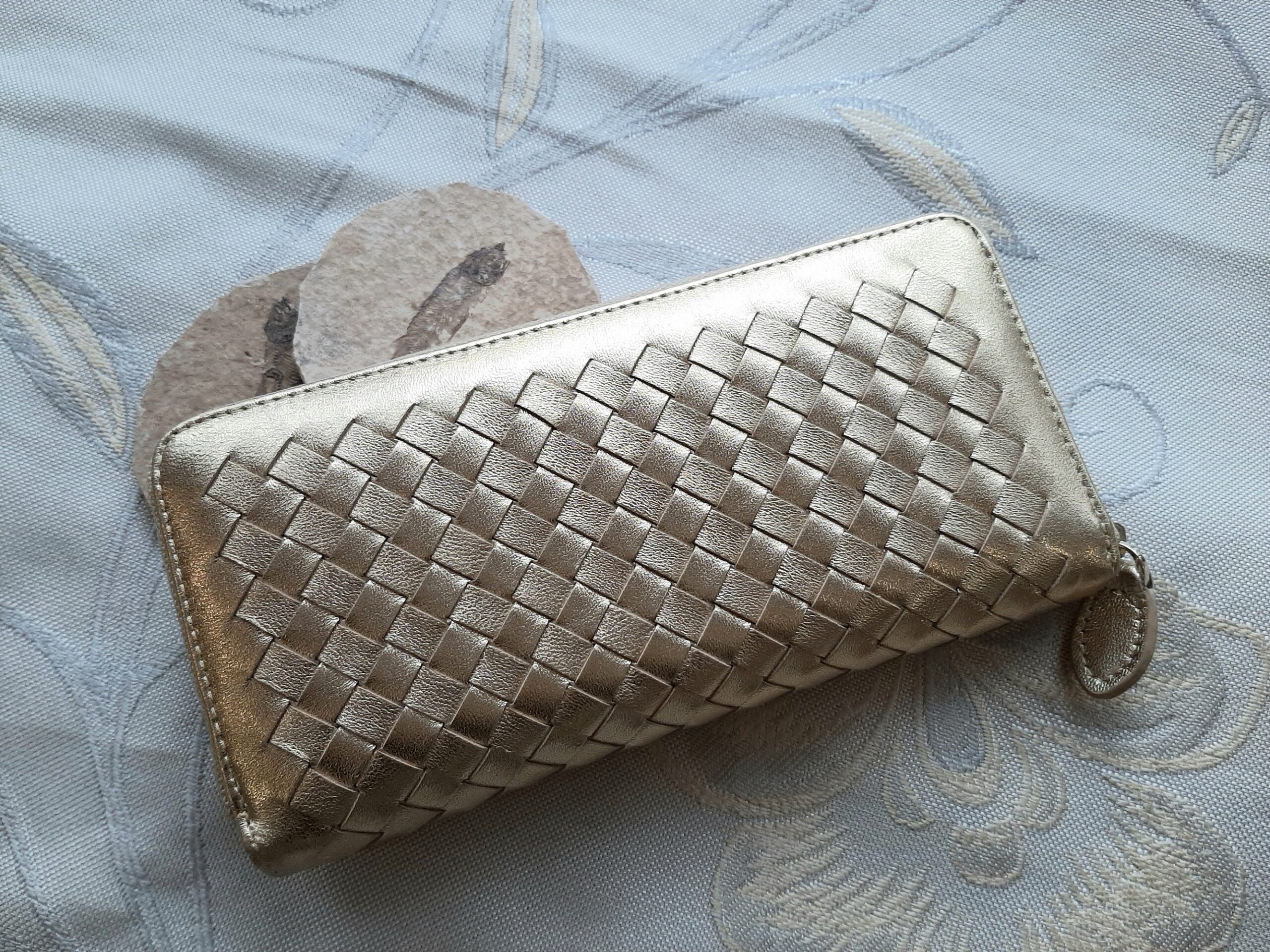 Kuldne rahakott punutud pealse ja rohkete kaarditaskutega