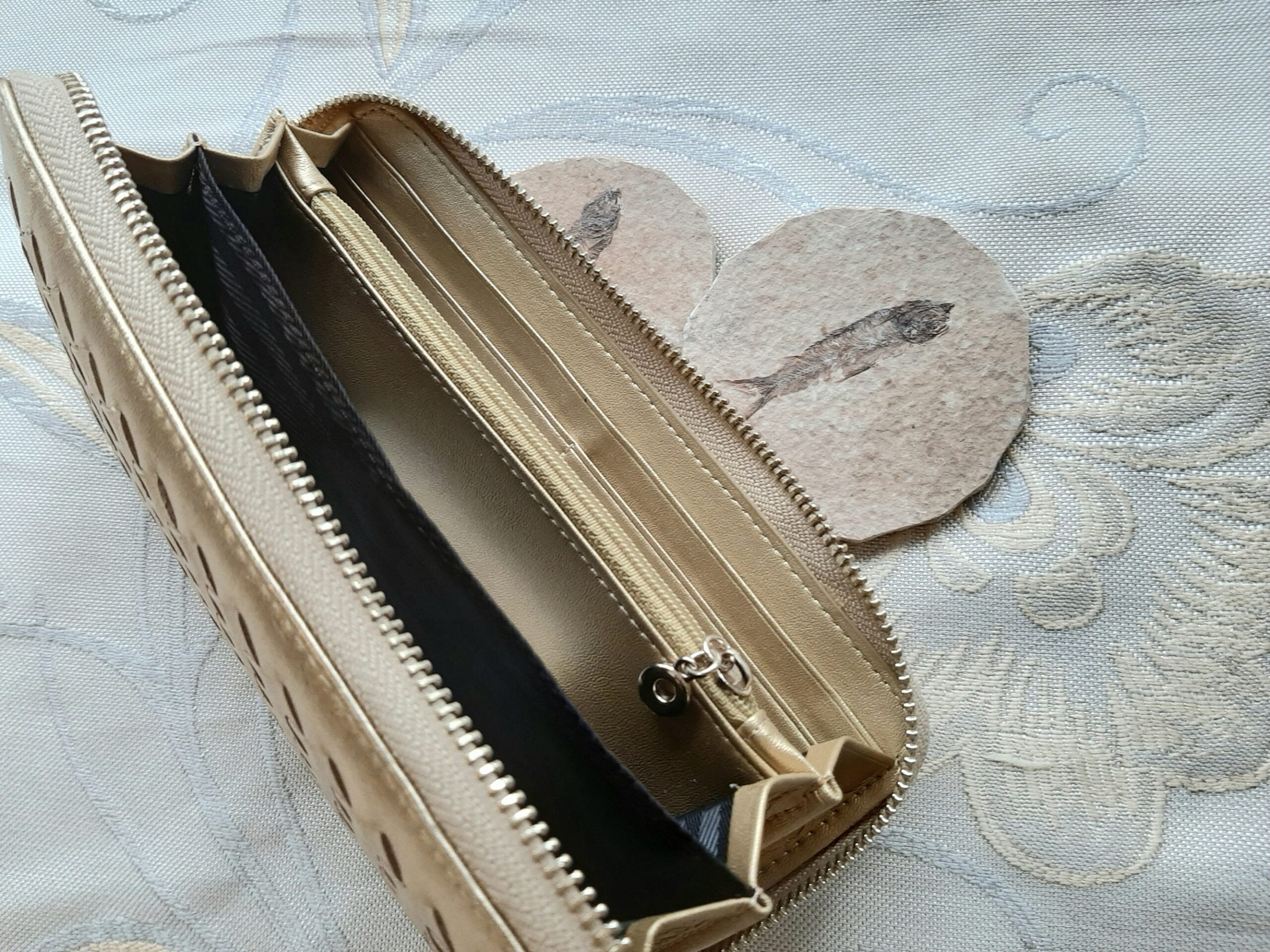 Kuldne rahakott punutud pealse ja rohkete kaarditaskutega