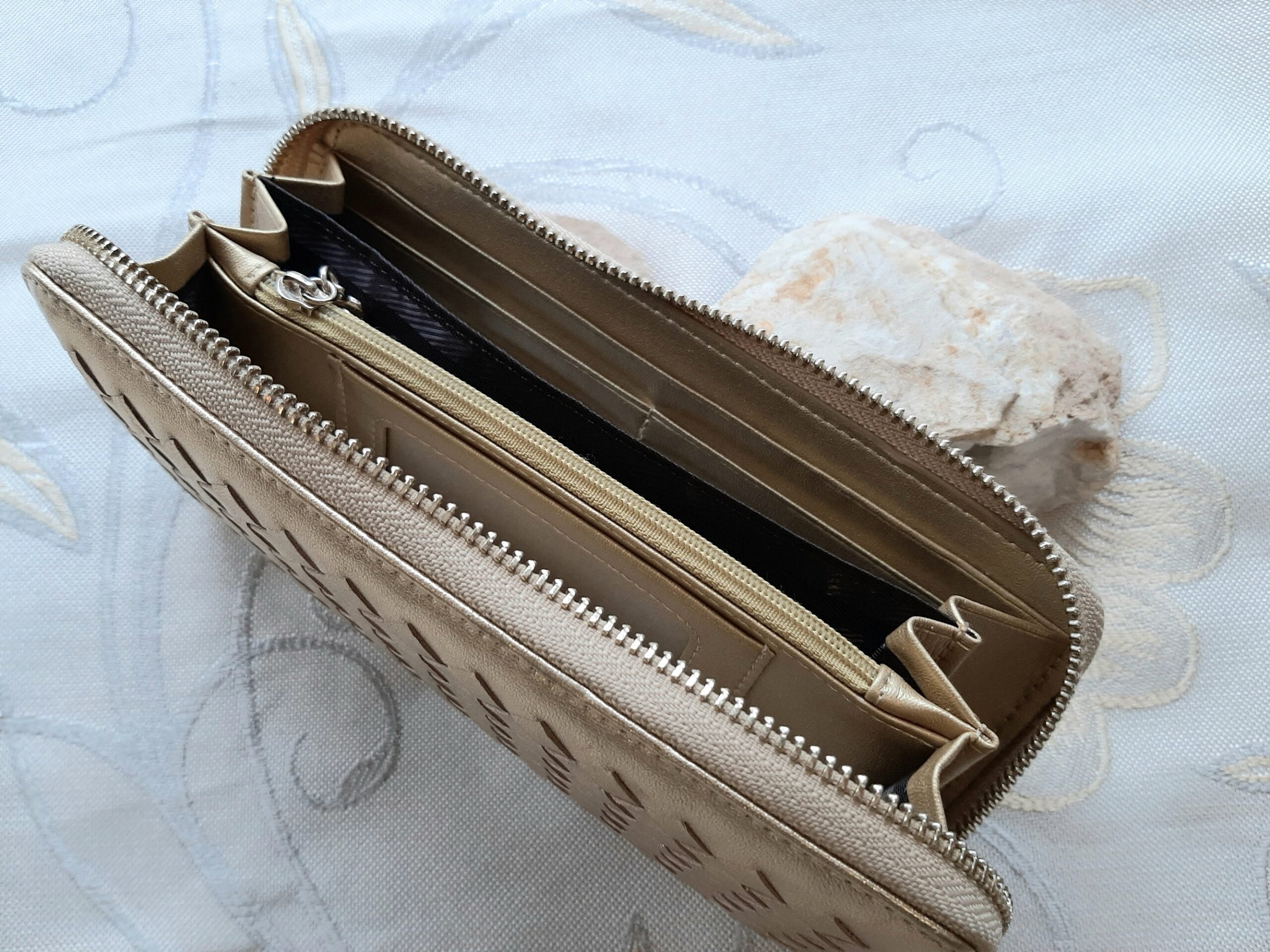 Kuldne rahakott punutud pealse ja rohkete kaarditaskutega